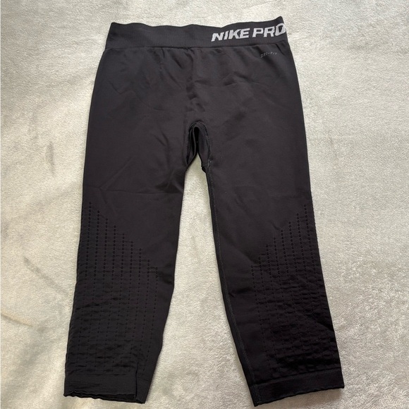 Nike Pro Black 3/4 Training Leggings - Picture 4 of 6